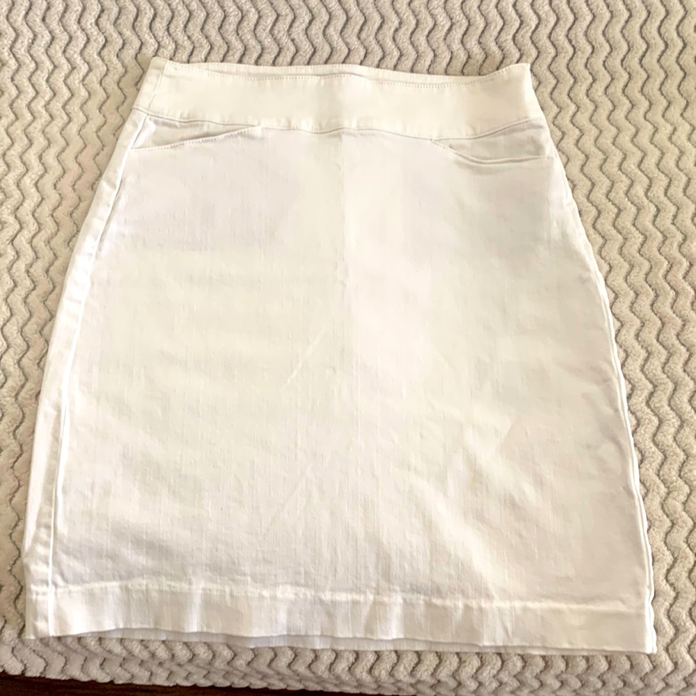 WHITE KNEE-LENGTH SKIRT WITH POCKETS